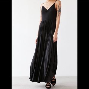 KIMCHI BLUE Black Ballet Cinch Pleated Maxi Dress